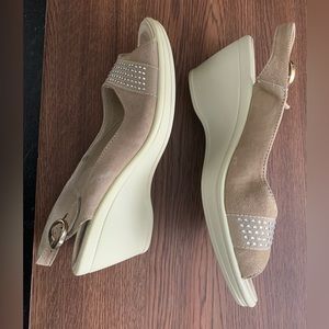 Enval soft NEW Vera Pelle tan and silver sparkle small wedge. Size 38 / 7 1/2